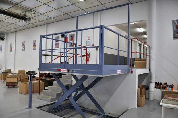 Mesa de cambio de nivel con pórtico : vista en posición alta. Concepción interpolable a una aplicación de muelle de carga. Mesa de cambio de nivel con pórtico : vista en posición alta. Concepción interpolable a una aplicación de muelle de carga.